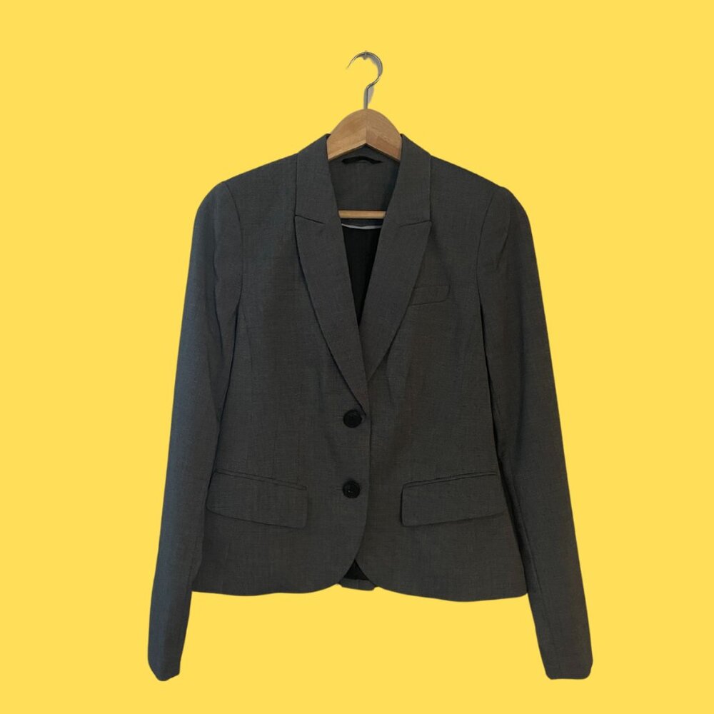 ✨ Gray Blazer – Size 4 – Chic & Versatile! ✨